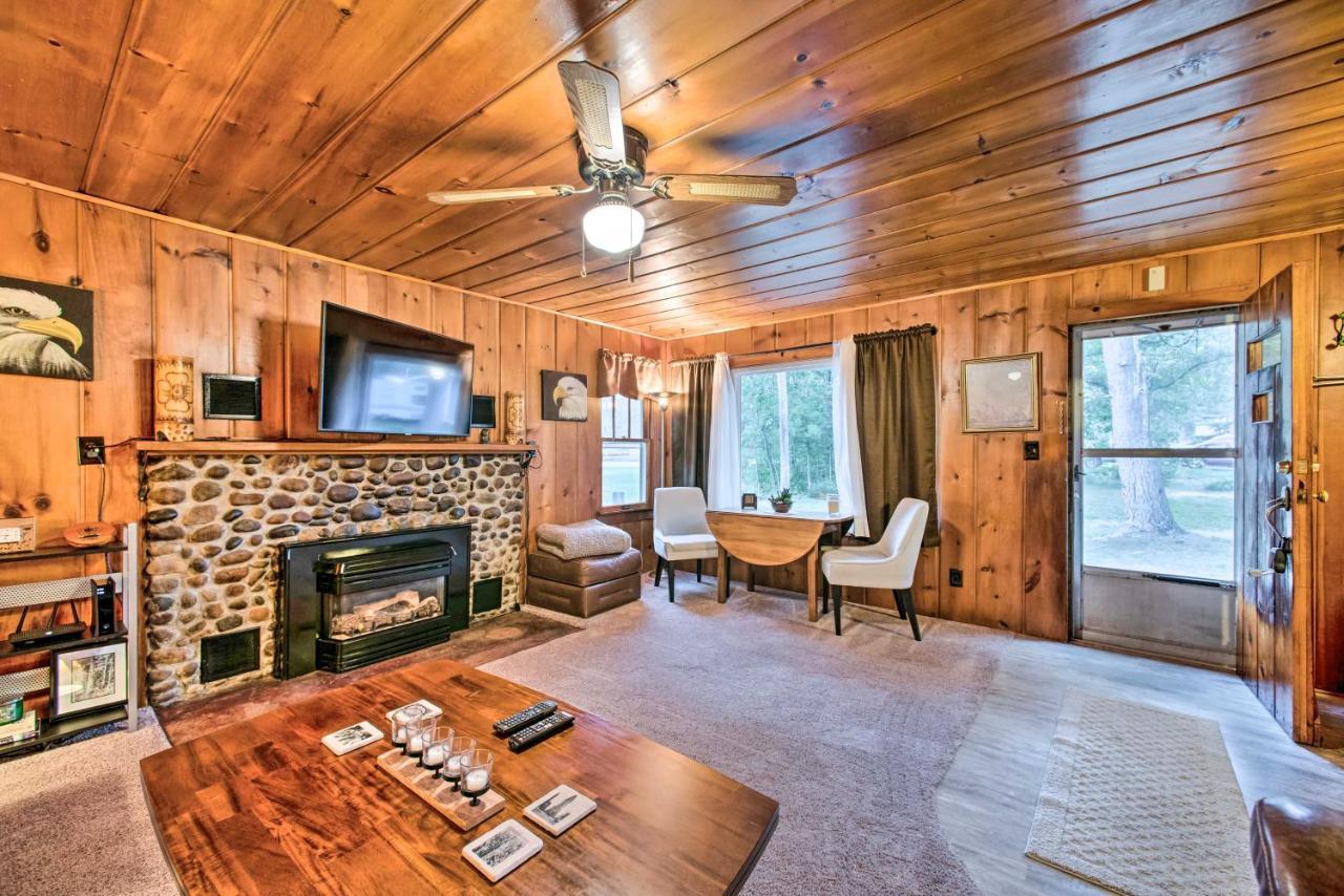 East Tawas Cabin With Deck, Backyard And Fire Pit! Exterior photo